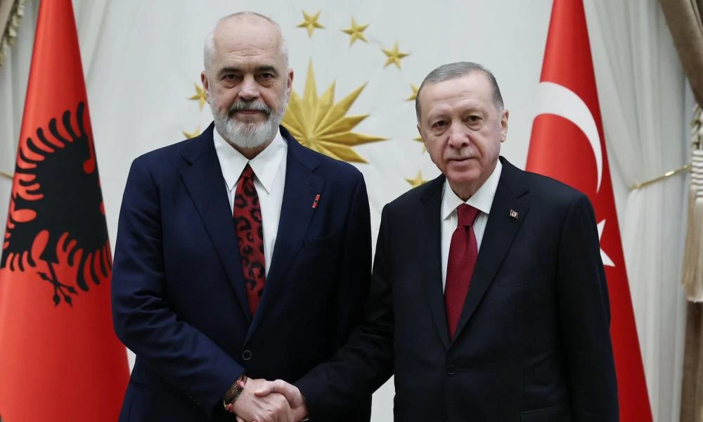 Ο Έντι Ράμα στην Άγκυρα: Πληροφορίες για πωλήσεις μη επανδρωμένων και τεθωρακισμένων στρατιωτικών οχημάτων